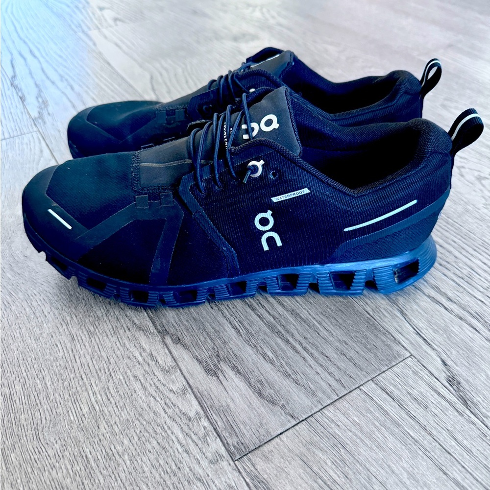 On Cloud 5 Running Waterproof Black Men’s Size 9.5 US NEW WITHOUT BOX